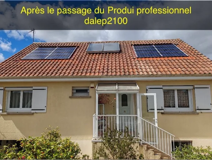 Toiture tuile traitée avec un hydrofuge incolore Dalep 2100 et équipée de panneaux solaires