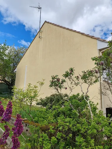 Pignon de maison repeint en teinte unie après rénovation façade en Haute-Vienne