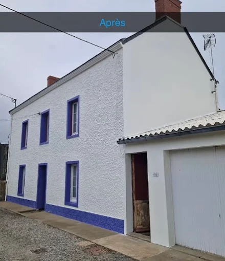 Façade de maison ancienne ravalée en blanc avec encadrements bleu marine