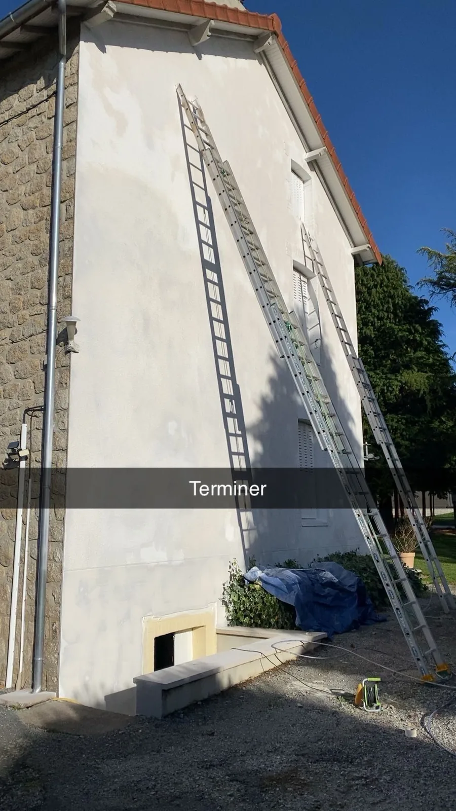 Façade de maison en cours de ravalement avec échelles dressées par Habitat Lamberger en Haute-Vienne